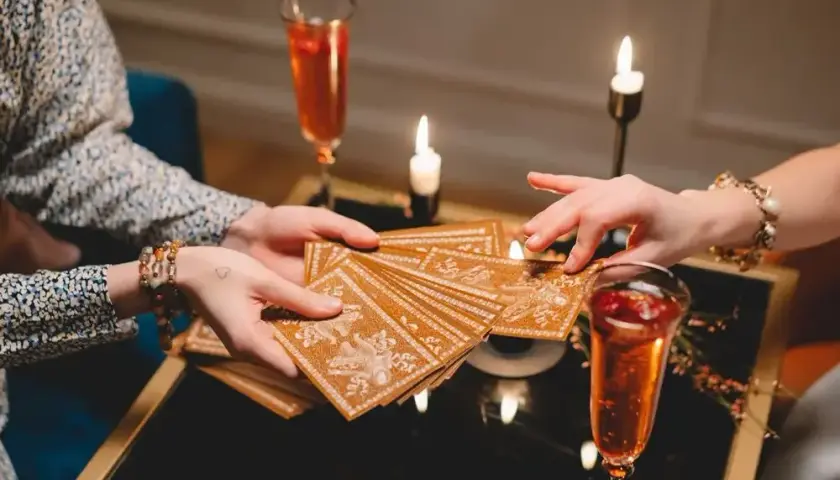 Ile jest kart tarota? Odkryj różnice między Arkanami i ich typami